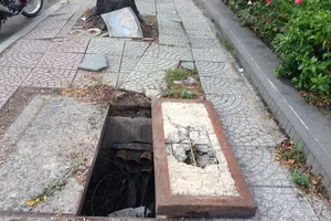 Nắp hố ga hỏng trên vỉa hè
