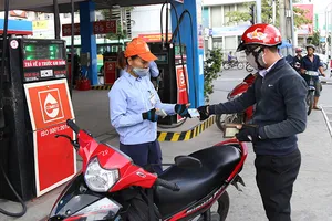 Xăng khan hiếm: Do găm hàng, chờ tăng giá?