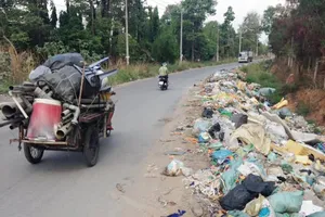 Bãi rác dài hơn 100 m trên đường