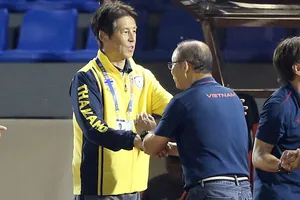 HLV Akira Nishino ‘cứu’ nhà tài trợ Nhật!