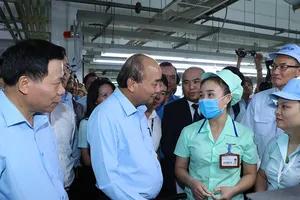 Thủ tướng Nguyễn Xuân Phúc thăm hỏi người lao động ở Bắc Ninh