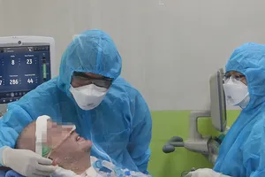 Bệnh nhân người Anh đã mỉm cười, bắt tay bác sĩ