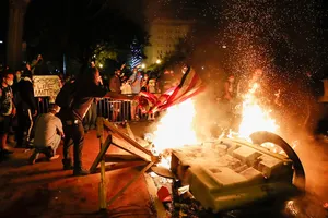 Xung đột sắc tộc: Mỹ chìm trong vòng xoáy bạo lực