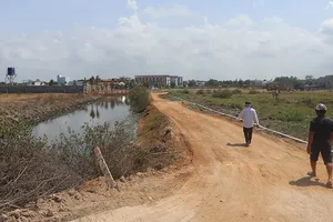 Dân bức xúc vì mương nước chung bị cấp sổ riêng