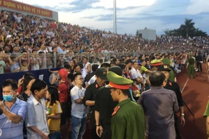 ‘Vỡ sân’ trong cơn khát bóng đá của người Hà Tĩnh