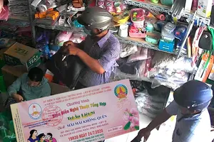 Giả công an, ép dân mua vé ca nhạc