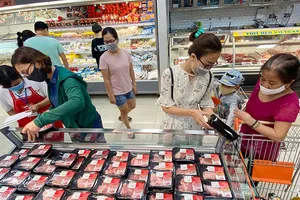 Heo ngoại dồn dập đổ về, giá heo trong nước hạ nhiệt