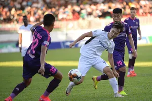 Đội bóng của bầu Đức đánh rơi chiến thắng