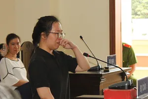 Viện kiểm sát truy tố tội lừa đảo, tòa xử tội tham ô