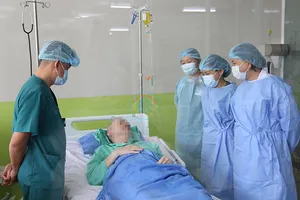 Bệnh nhân 91 hứa chở y, bác sĩ Việt Nam bay trên bầu trời