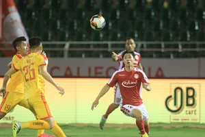 Nóng bỏng sân Vinh