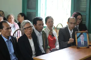 2 mẹ con yêu cầu tòa bồi thường 12,4 tỉ