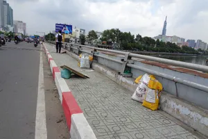 Gửi rác trên cầu