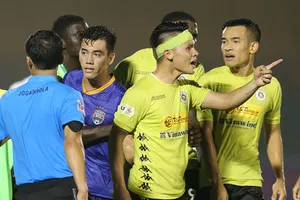 Bóng đá Việt Nam vừa đẹp lại bị bôi xấu