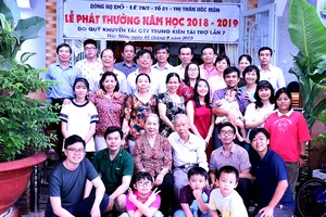 Cha mẹ còng lưng để con cháu bước thẳng trên đường đời