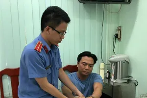 Đại úy công an ‘làm ăn’ với người bị giam