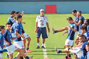 UAE thuê HLV sừng sỏ ở World Cup 2014 đối đầu thầy Park