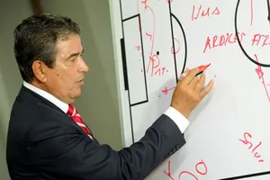 UAE tự tin sẽ soán ngôi Việt Nam khi có ‘phù thủy’ Pinto