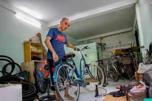 Chàng trai ‘hồi sinh’ xe đạp tặng người nghèo