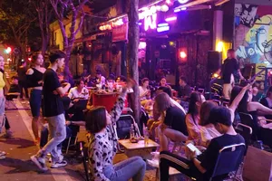 Các beer club tràn ra đường Phạm Văn Đồng