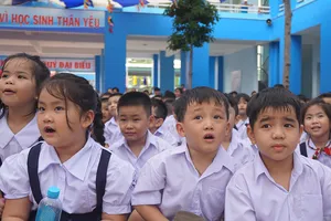 Quá tải, phụ huynh vất vả tìm chỗ học cho con