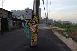 2 trụ điện nằm dưới lòng đường