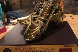 Vua phá lưới Malaysia bán giày trang trải cuộc sống