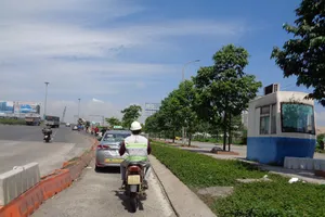 Ô tô vô tư chạy vào làn xe máy