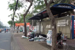 Trạm chờ xe buýt bẩn như vầy, ai dám ngồi?