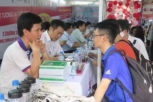 Thí sinh chuộng ngành việc nhẹ, lương cao