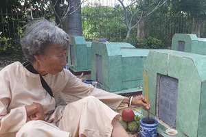 Nữ thương binh bán vé số lấy tiền trùng tu nghĩa trang