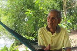 Ông Tám Ý xứ dừa và 40 năm bảo bọc học trò nghèo