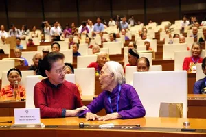 Chủ tịch Quốc hội trò chuyện với Mẹ Việt Nam Anh hùng tại tòa nhà Quốc hội. Ảnh: V.DŨNG