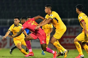 Không dừng V-League, nín thở chờ AFF Cup
