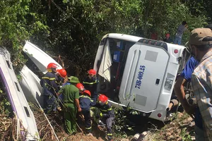 Vụ lật xe 15 người chết: Tài xế chỉ có bằng B2