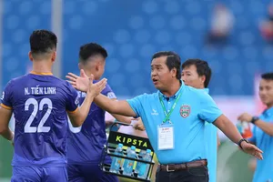 B. Bình Dương, Cần Thơ phản ứng việc phải ra Hà Nội đá cúp