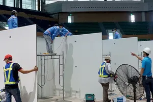 COVID-19: Khó tìm F0, dốc sức xây bệnh viện dã chiến