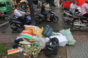 TP.HCM: Nhiều quận gặp khó khi phạt người xả rác qua camera