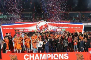 Bóng đá VN chưa phải lo vay tiền FIFA như Thái Lan