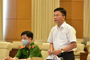 Tranh luận việc ngừng điện, nước tại nơi vi phạm