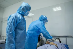 COVID-19: 3 giáo sư đầu ngành vào Đà Nẵng cứu bệnh nhân nặng