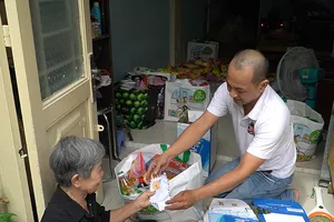 Anh đầu bếp 30 năm âm thầm chăm sóc người già