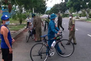 Đà Nẵng: Quyết liệt phạt người ra ngoài không cần thiết