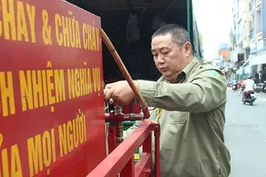 Tự sắm xe chữa cháy để giúp dân