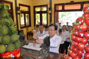 Dâng hương tưởng niệm 132 năm ngày sinh Chủ tịch Tôn Đức Thắng