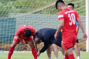 Khi thầy Park dạy lại kỹ thuật cho học trò...