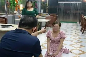Nặng, nhẹ từ vụ chủ quán ép khách quỳ