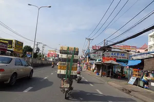 Chạy xe biển số rụng, bị phạt đến 400.000 đồng