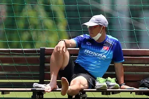 Ông Park không đứng yên, sao phải giảm lương