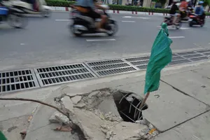 Vỉa hè có nắp mương hỏng